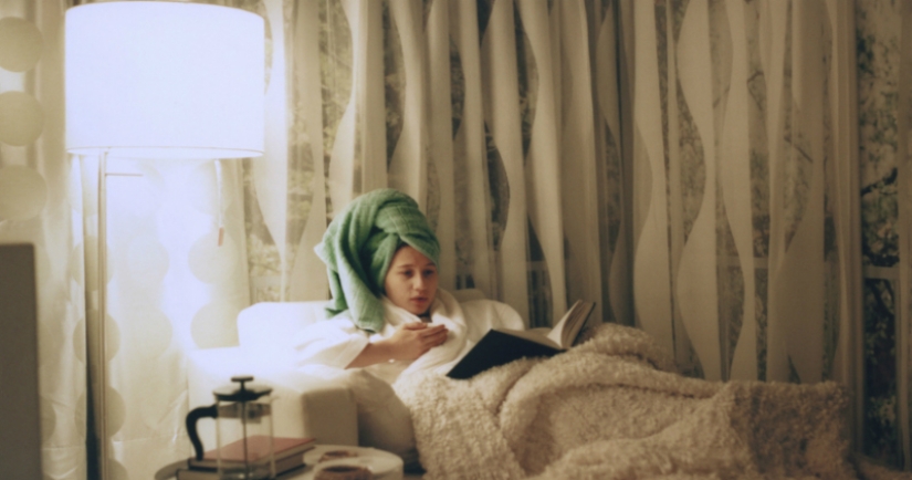 Swedish meatballs in bed: photographer spent 3 weeks in IKEA stores
