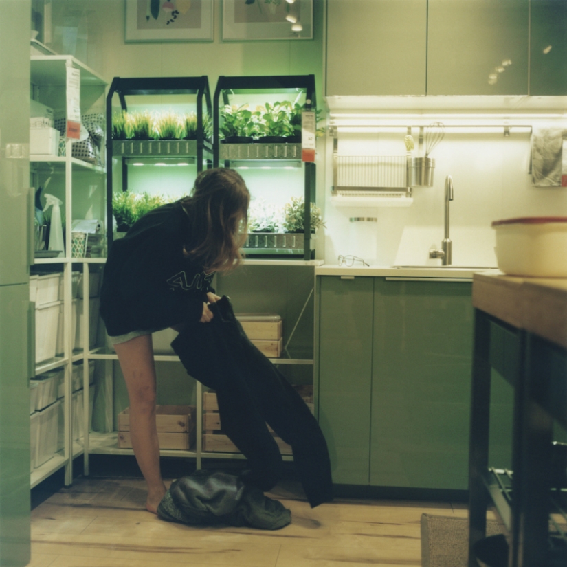 Swedish meatballs in bed: photographer spent 3 weeks in IKEA stores