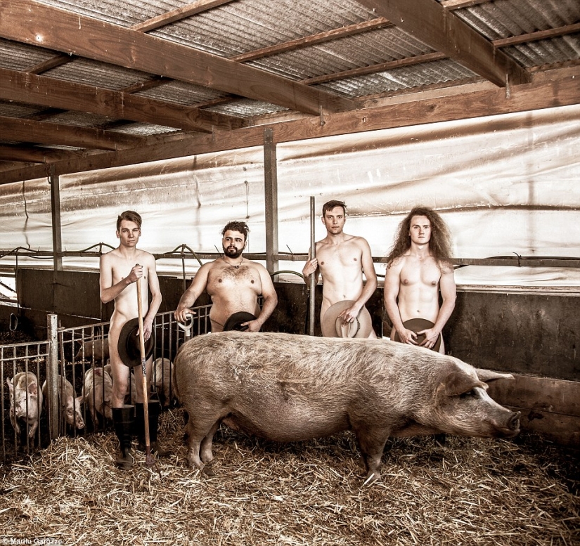 Sydney University students undressed for charity calendar