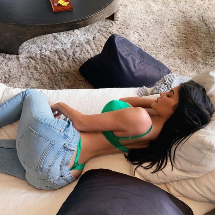 Tangas juguetonas: la moda traviesa de los 90 está de vuelta