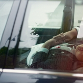 Taxistas japoneses durmiendo en medio de la calle en medio del día en la serie de fotos de William Green