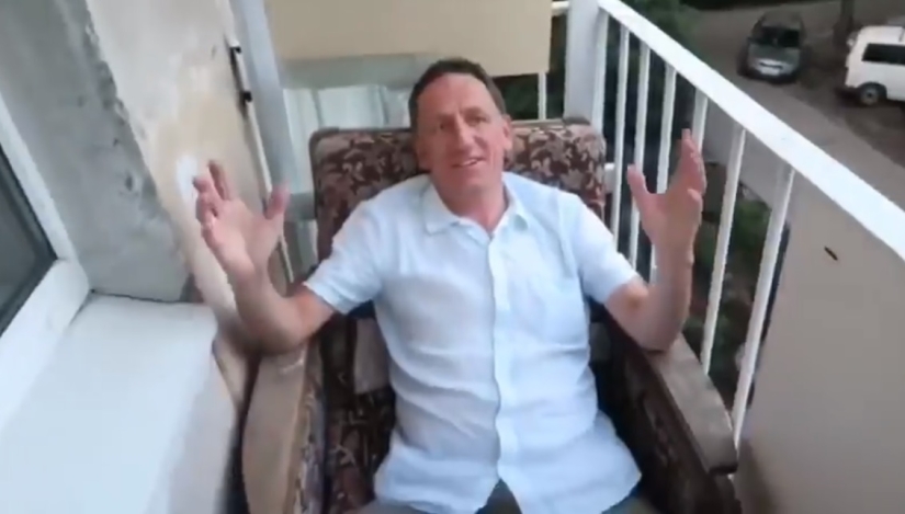 Terribly cute and extremely honest: a father and son from England debunked the main myths about Russia