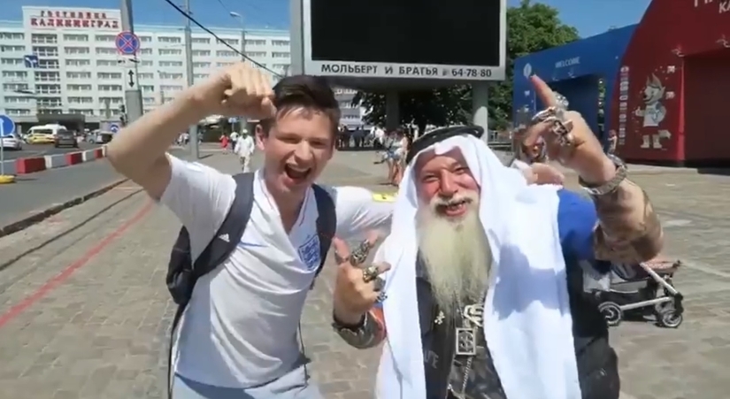 Terribly cute and extremely honest: a father and son from England debunked the main myths about Russia