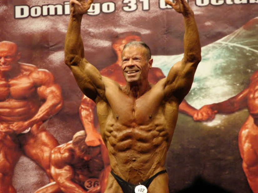 The 72-year-old bodybuilder impressed young people with a steel press and huge biceps