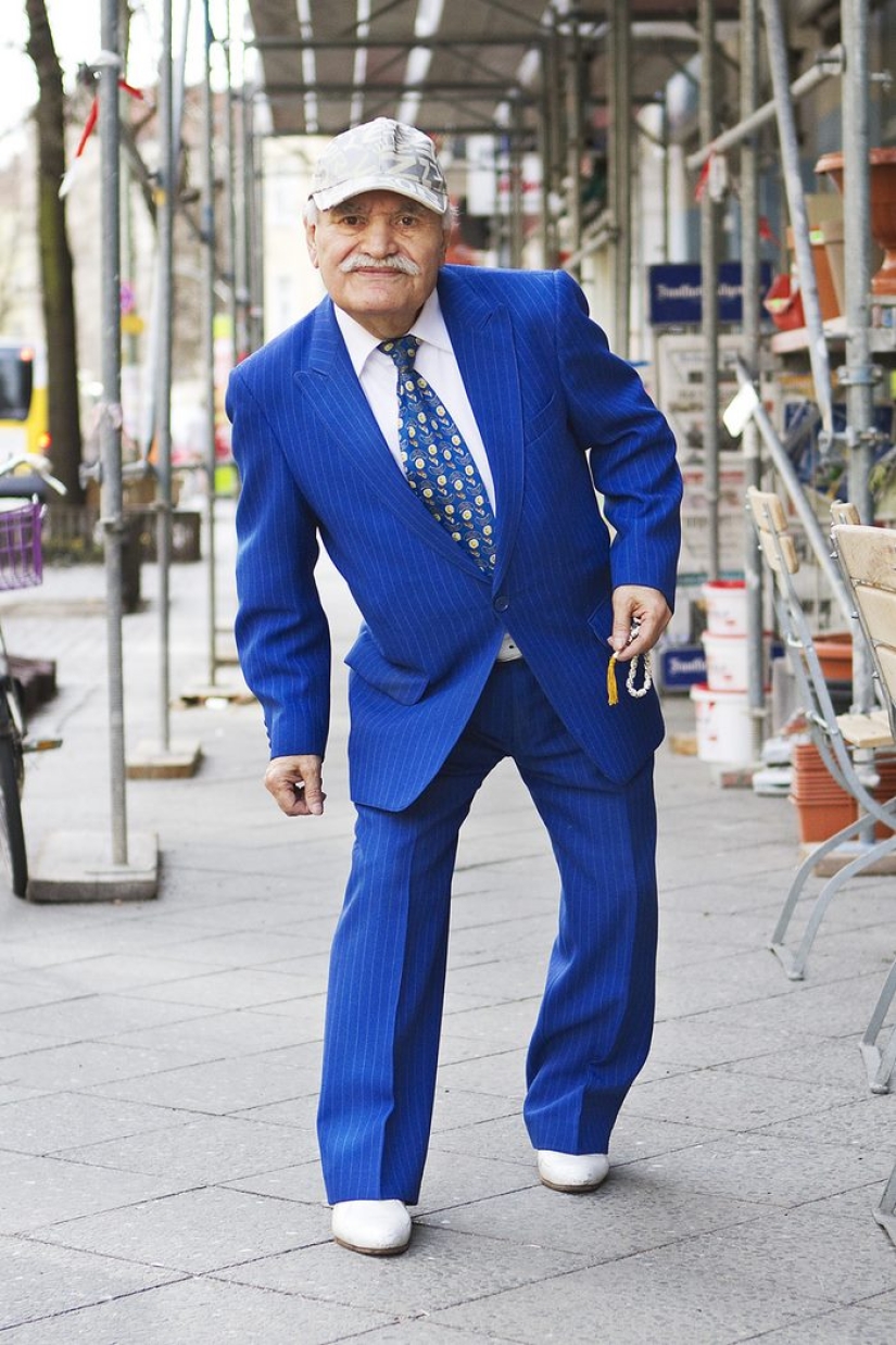 The 86-year—old tailor goes in different clothes every day, and always in a stylish one The 86-year—old tailor goes in different clothes every day, and always in a stylish one