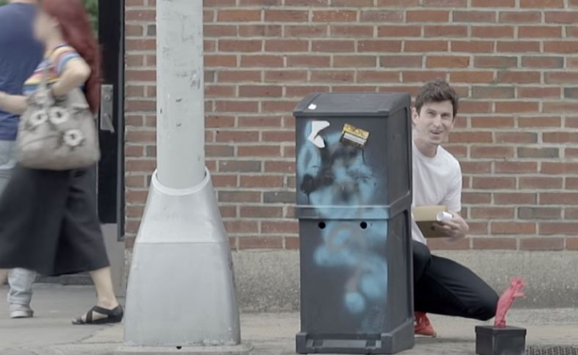 The American brand hid money behind advertising banners on the streets of New York. Why doesn't anyone notice it