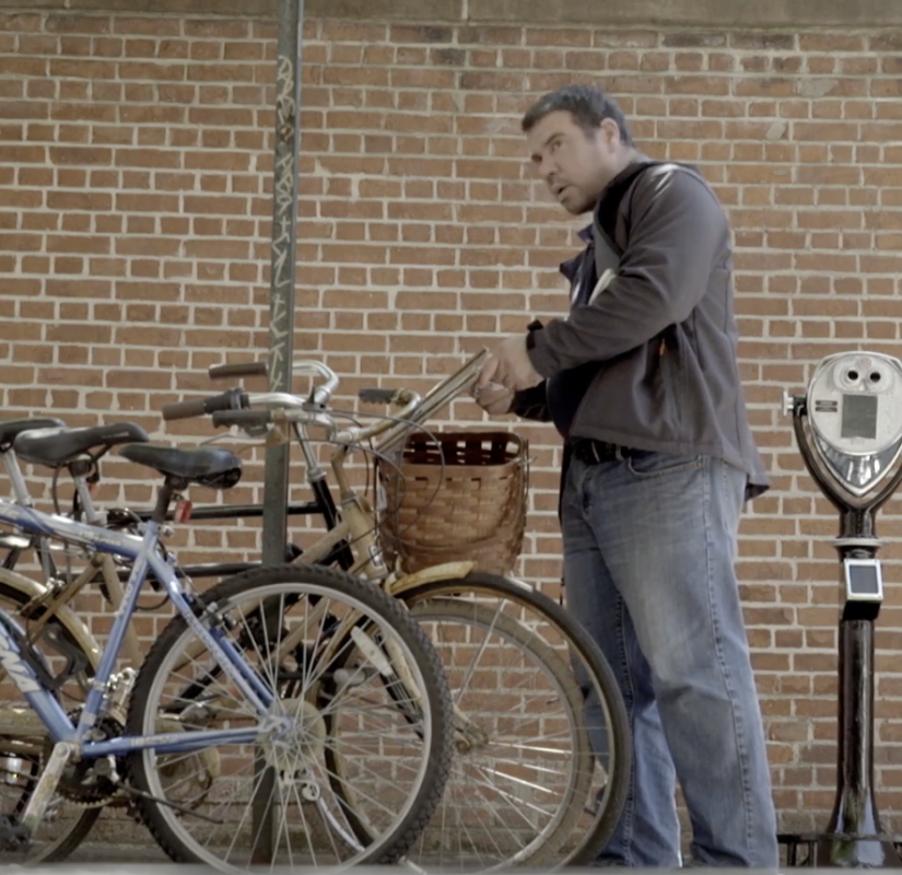 The American brand hid money behind advertising banners on the streets of New York. Why doesn't anyone notice it