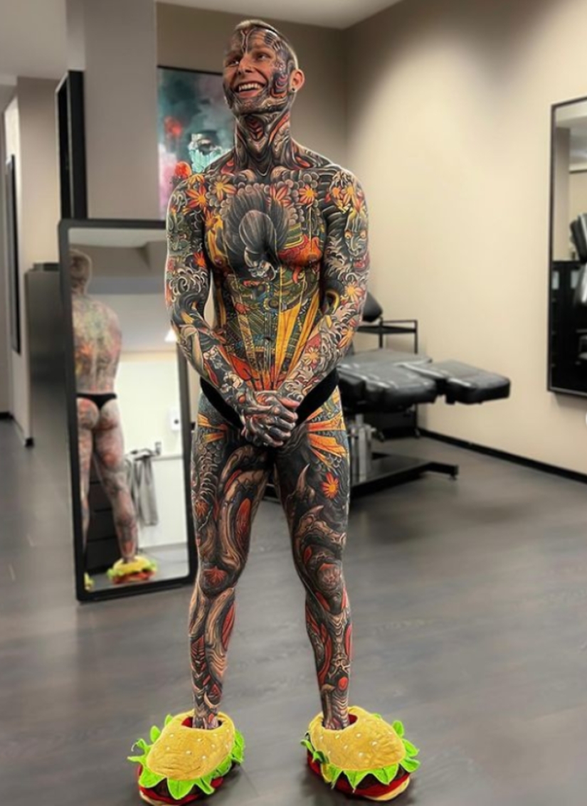 The American, covered with solid tattoos, surprised subscribers with pictures of "before"