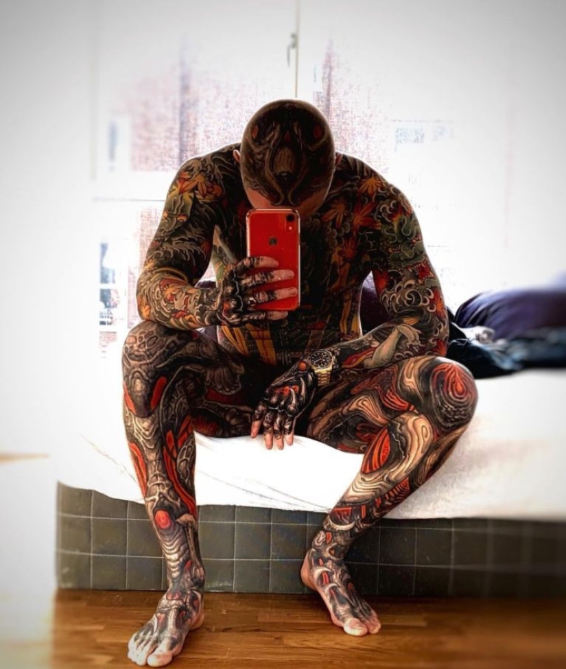 The American, covered with solid tattoos, surprised subscribers with pictures of "before"