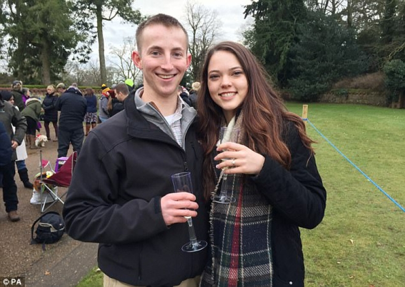 The American took advantage of the live broadcast of the royal family to propose to the girl