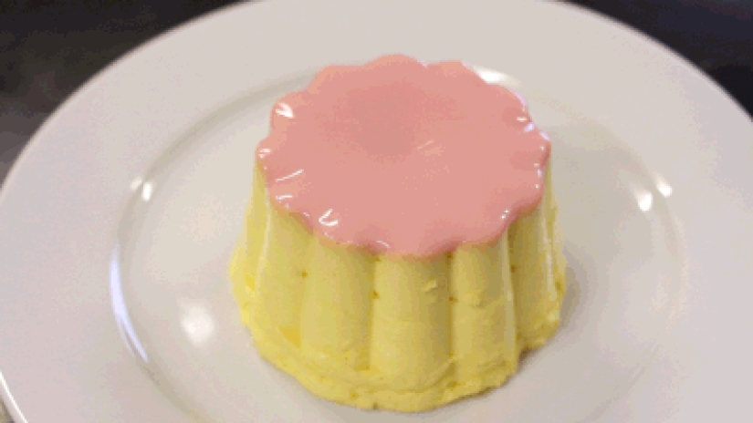 The artist Mar Cuervo and her strange pleasure in destroying desserts