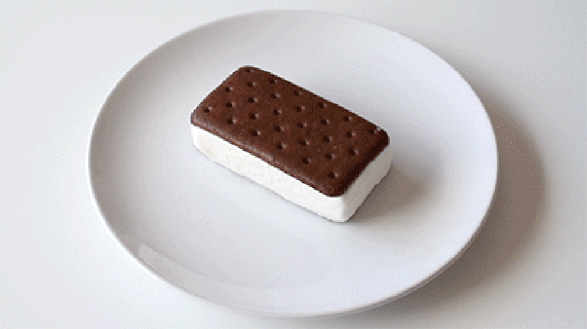 The artist Mar Cuervo and her strange pleasure in destroying desserts