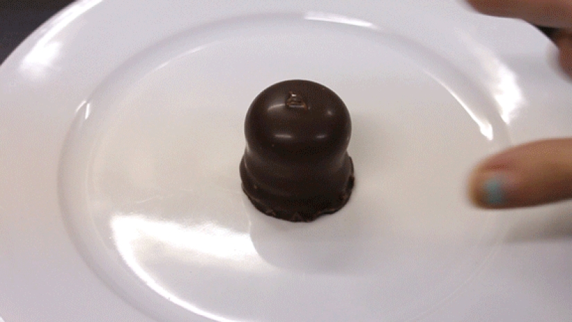 The artist Mar Cuervo and her strange pleasure in destroying desserts
