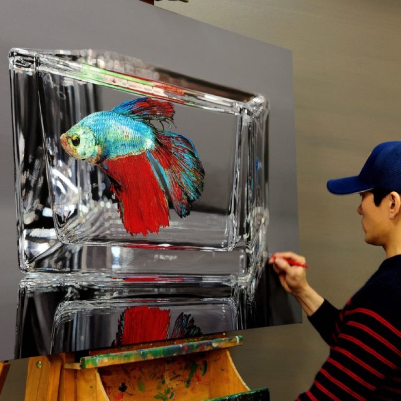 The artist's paintings are so detailed that they look like real ones.