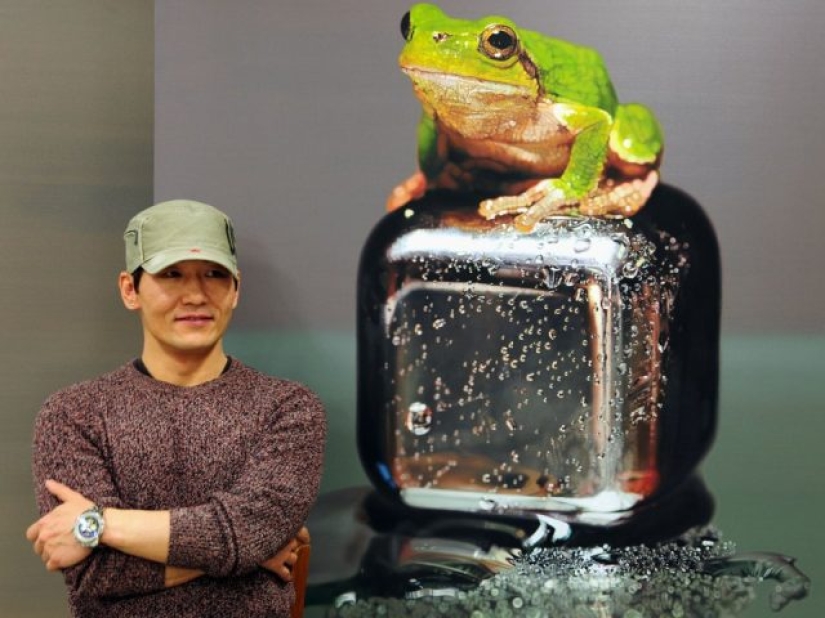 The artist's paintings are so detailed that they look like real ones.