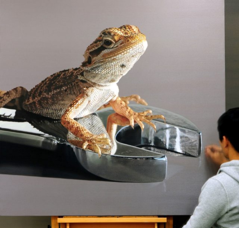 The artist's paintings are so detailed that they look like real ones.