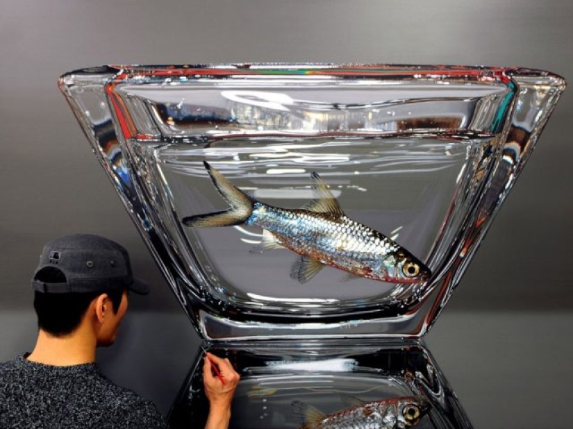 The artist's paintings are so detailed that they look like real ones.