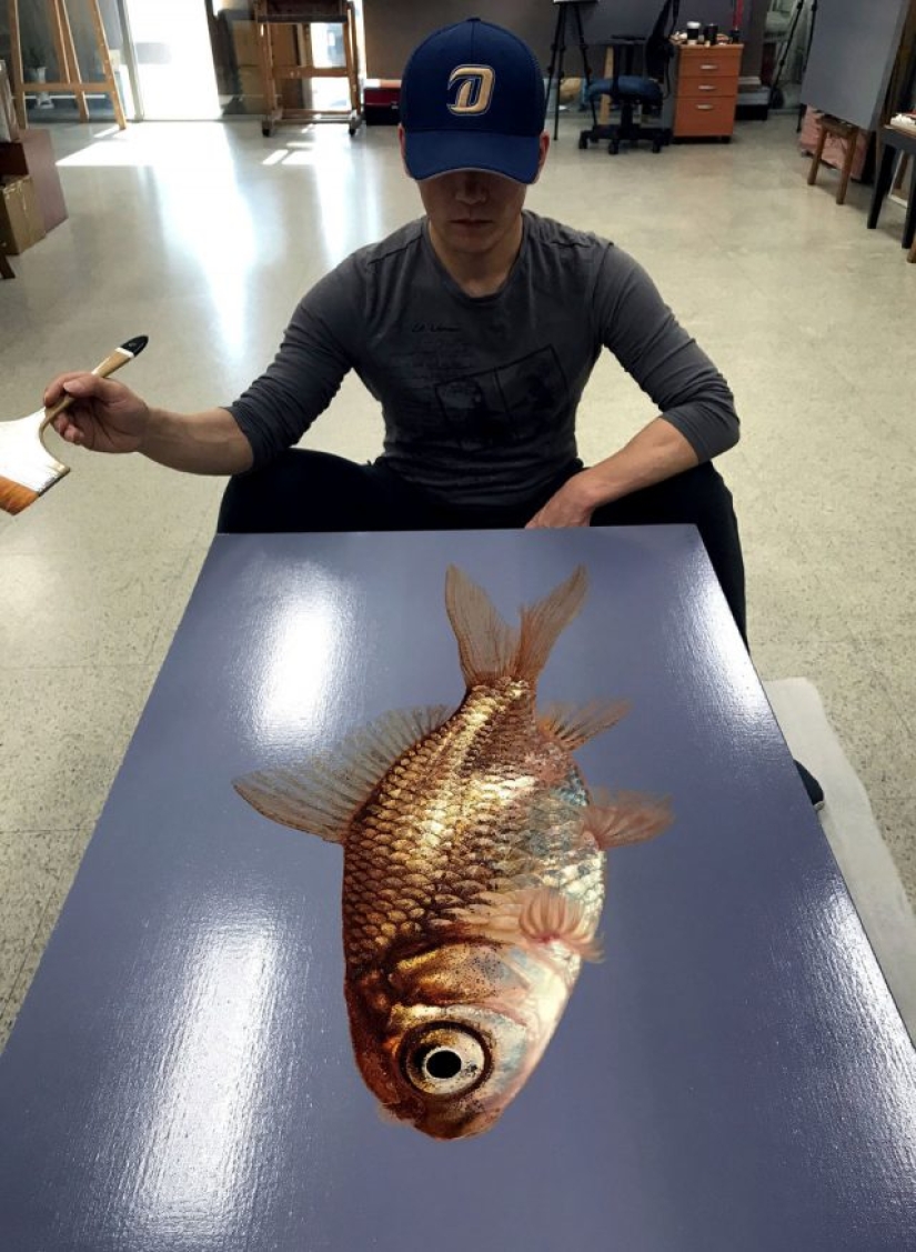 The artist's paintings are so detailed that they look like real ones.