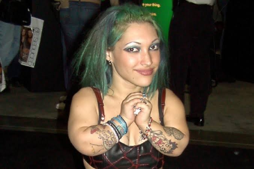 The big revenge of a little woman: a midget porn star cut off her boyfriend