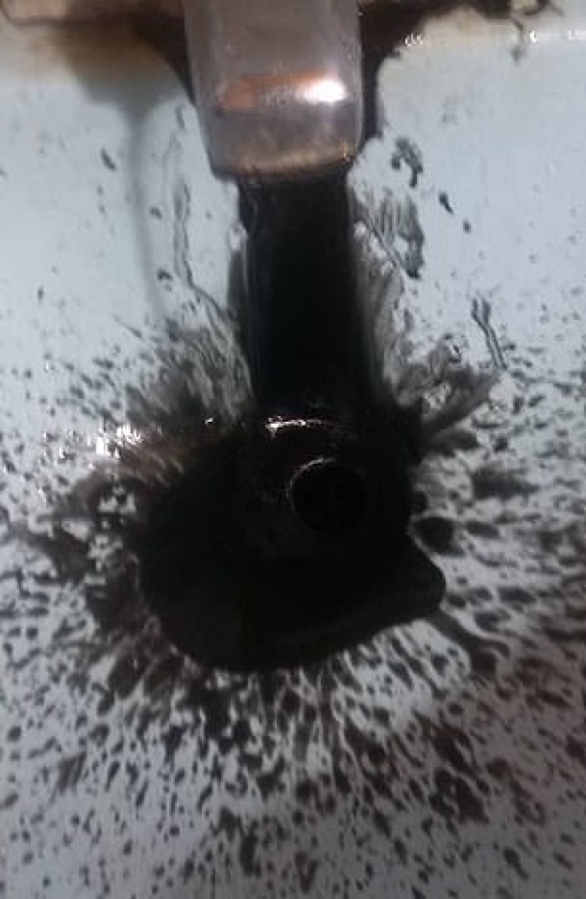 The black curse of Venezuela: an unknown liquid, similar to oil, flowed from the taps there