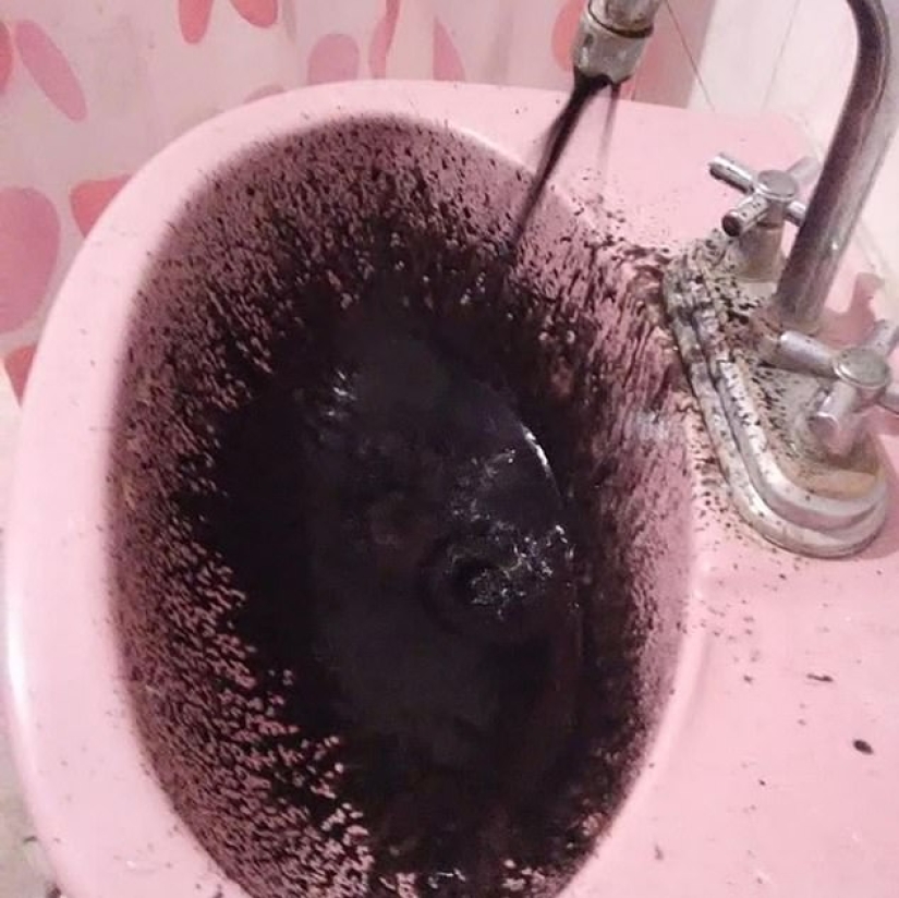 The black curse of Venezuela: an unknown liquid, similar to oil, flowed from the taps there The black curse of Venezuela: an unknown liquid, similar to oil, flowed from the taps there