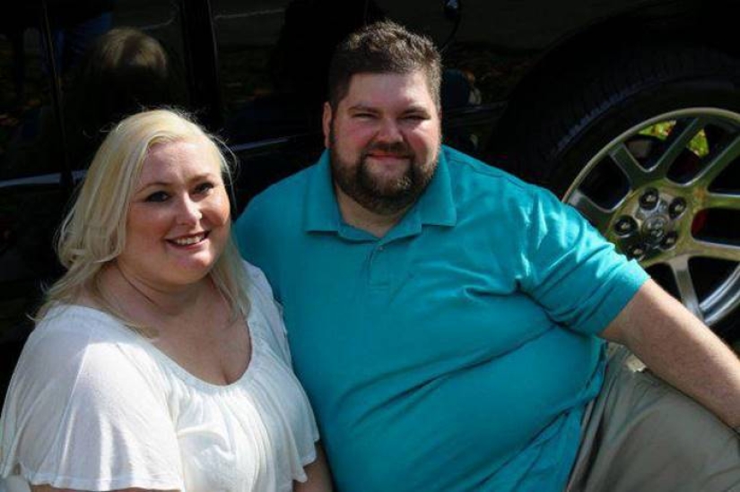 The bride forced the photographer to return the money for removing extra pounds from the pictures and calling the couple "terribly fat" The bride forced the photographer to return the money for removing extra pounds from the pictures and calling the couple "terribly fat"