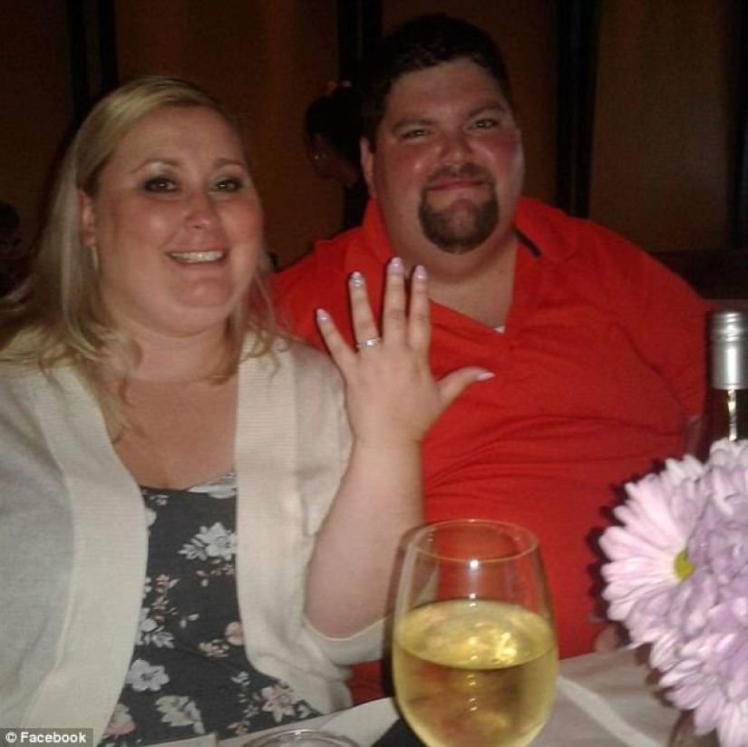 The bride forced the photographer to return the money for removing extra pounds from the pictures and calling the couple "terribly fat" The bride forced the photographer to return the money for removing extra pounds from the pictures and calling the couple "terribly fat"