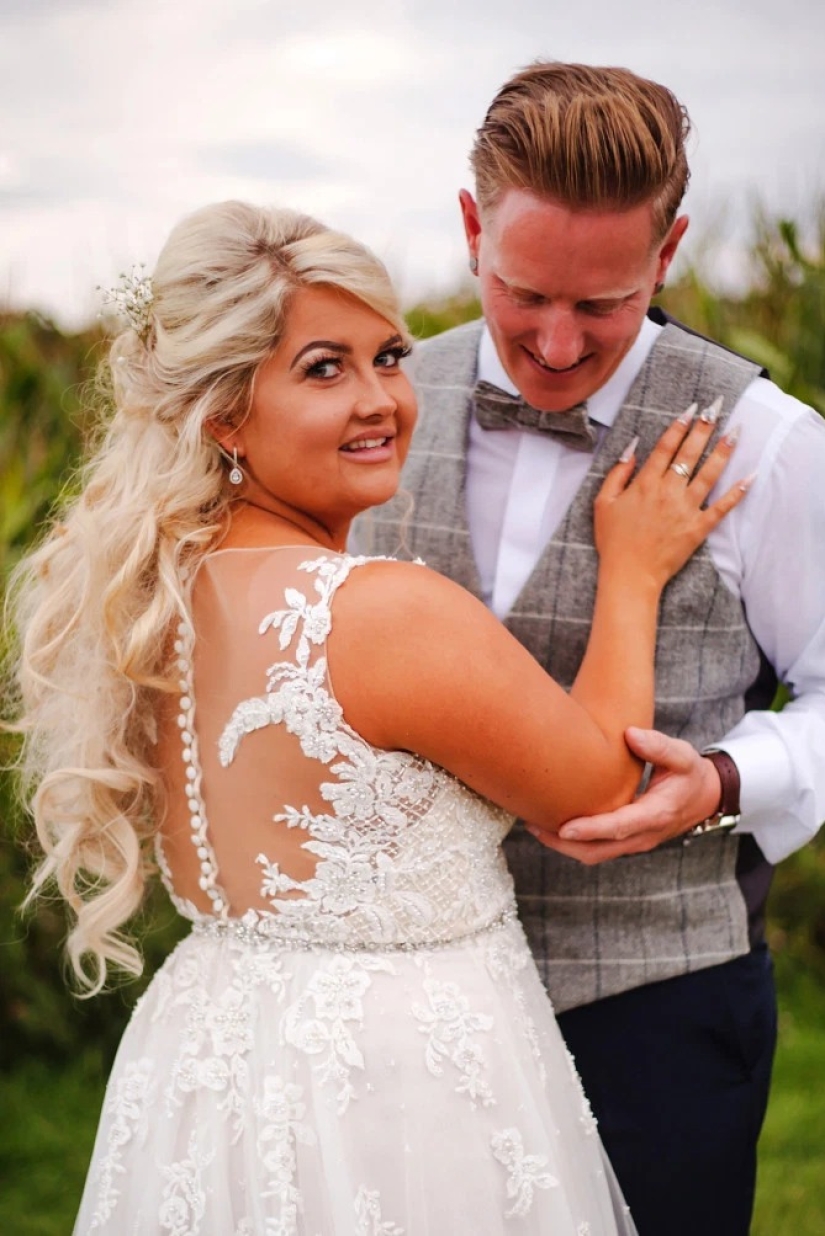 The bride made a wedding manicure with her father's ashes to honor his memory