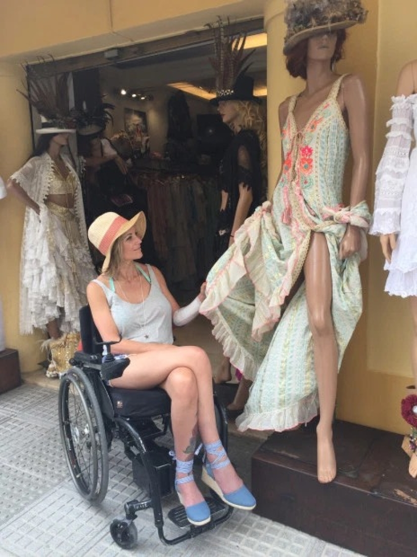The British woman moves in a wheelchair, but continues to live a bright intimate life after the accident