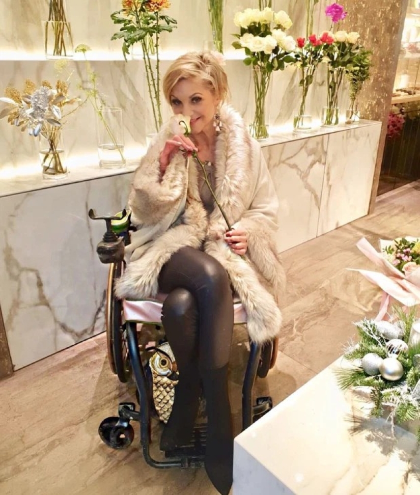 The British woman moves in a wheelchair, but continues to live a bright intimate life after the accident
