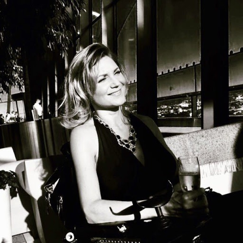The British woman moves in a wheelchair, but continues to live a bright intimate life after the accident