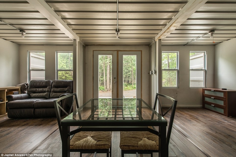 The Canadian built a house out of containers and lives there even in minus 30