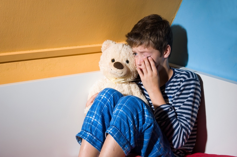 The child is afraid: 10+ practices that will help overcome fear