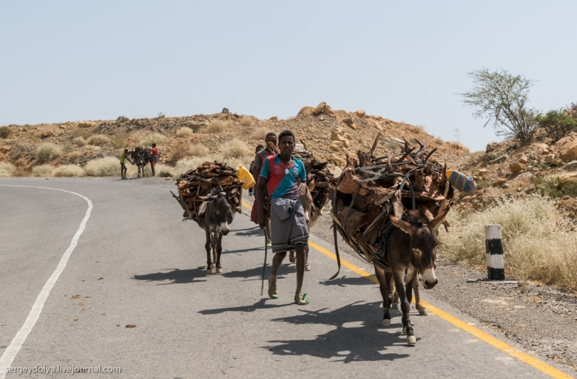 The Chinese are gradually conquering Africa, building flawless roads that no one drives on The Chinese are gradually conquering Africa, building flawless roads that no one drives on