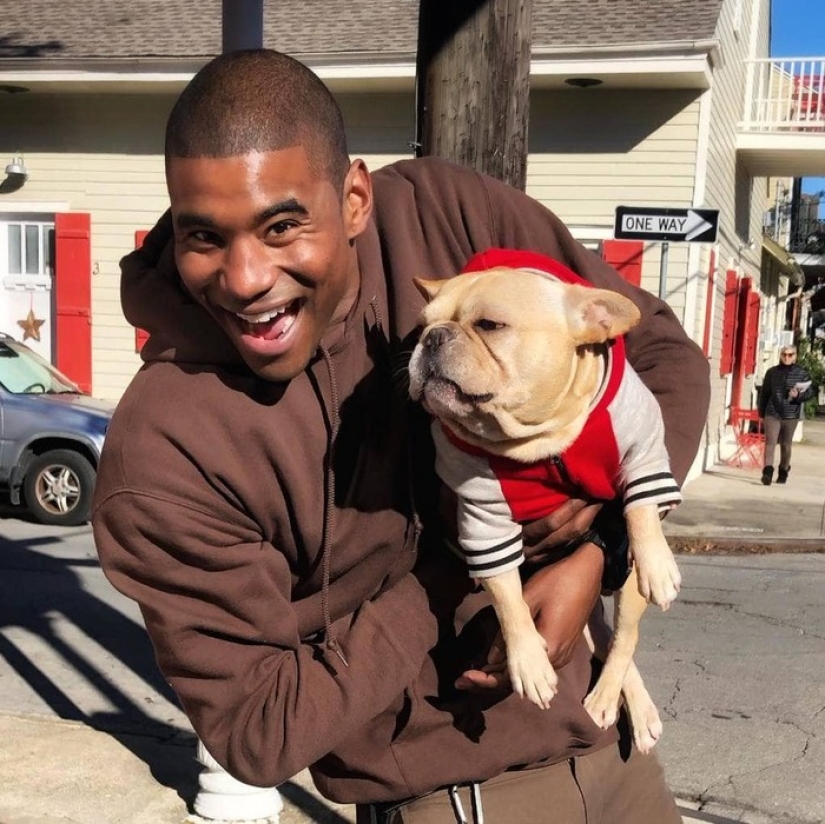 The courier guy loves his job. All because he is allowed to squeeze other people's dogs