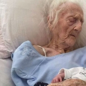 The difference in eternity: great-grandmothers with their great-grandchildren, whose age difference is more than 100 years