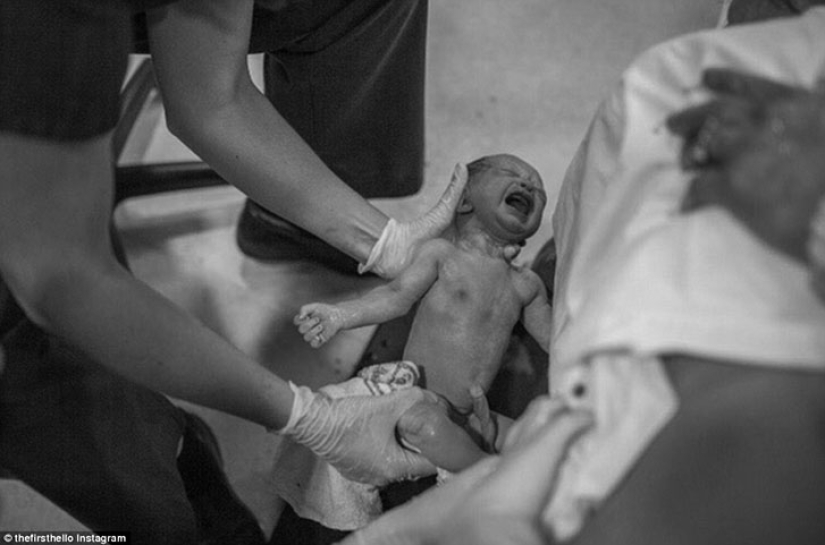 The first "hello": a photo project about the first meeting of mom and baby