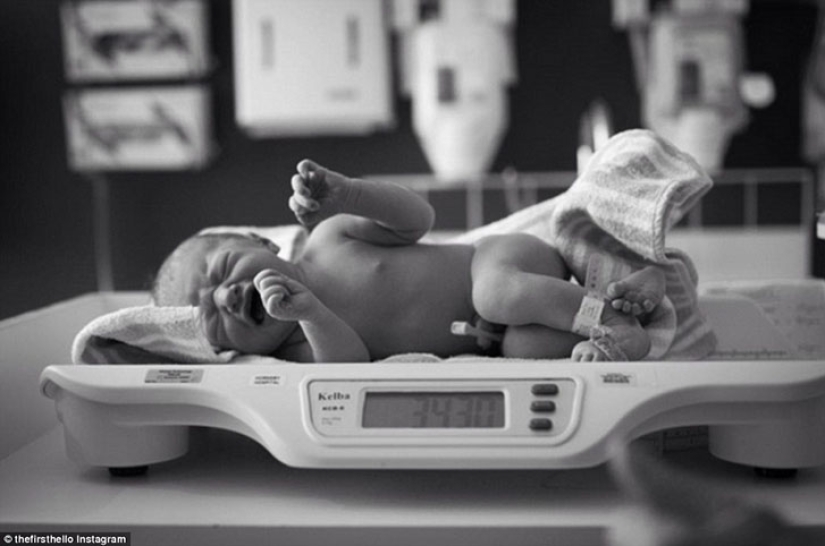 The first "hello": a photo project about the first meeting of mom and baby