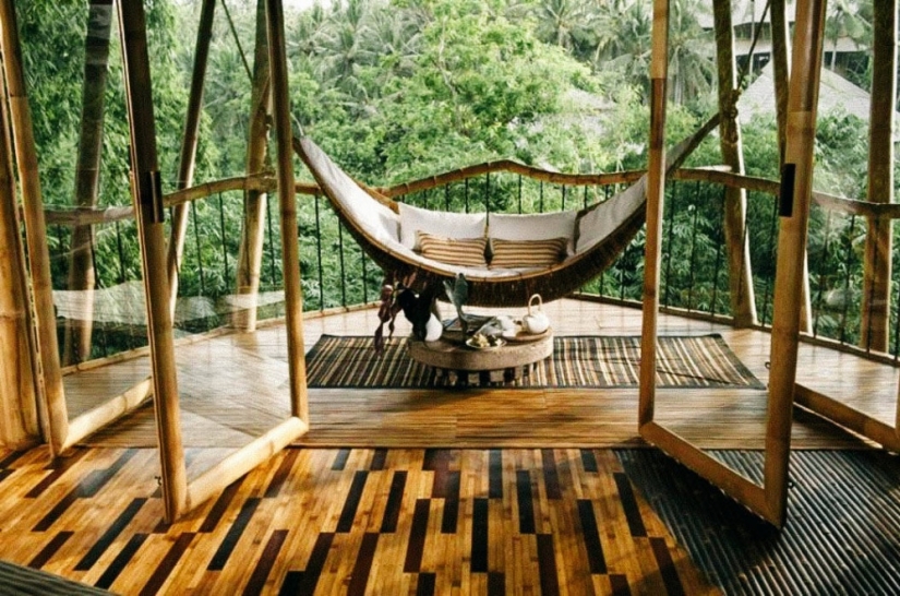 The girl quit her job, went to Bali and built an awesome bamboo house there