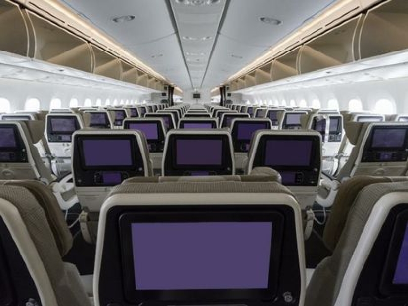 The girl told how to survive during a 23-hour flight without gadgets