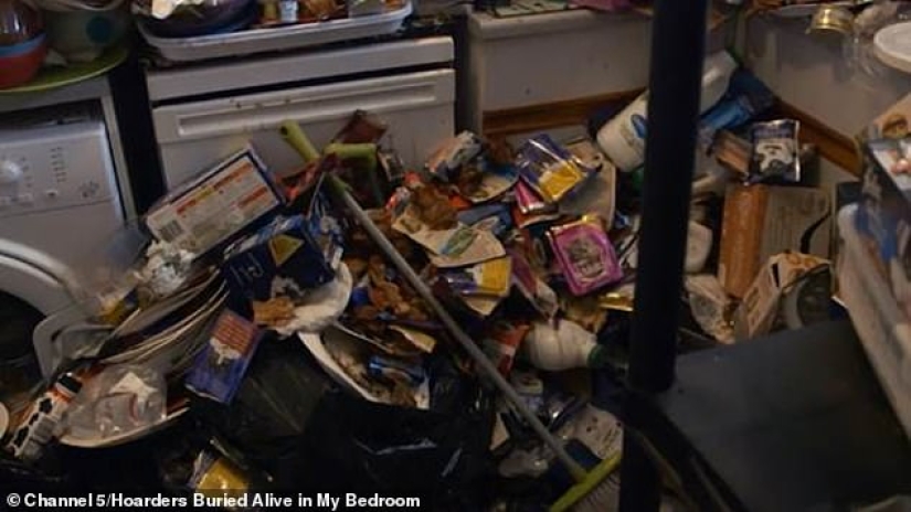 "The hell I live in»: this is what a British hoarder has turned her home into