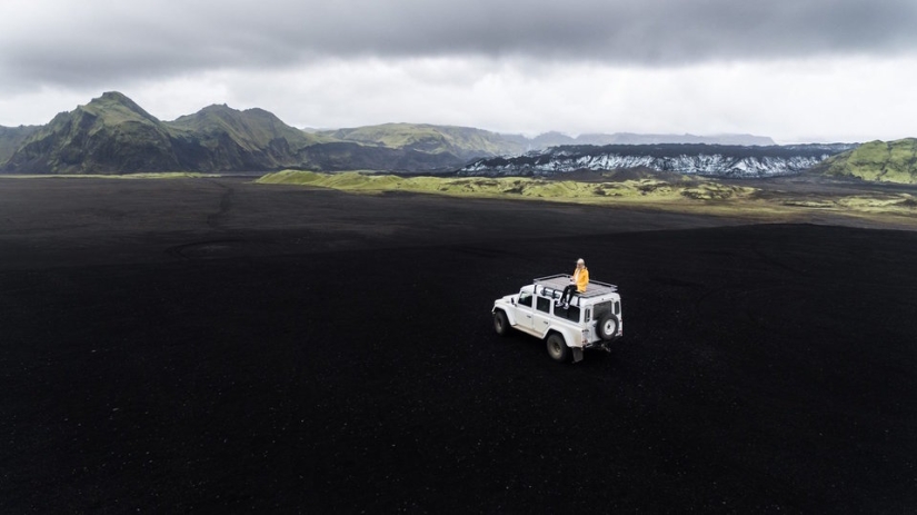 The Icelandic airline is looking for a couple of people who will pay 4 thousand dollars for travel