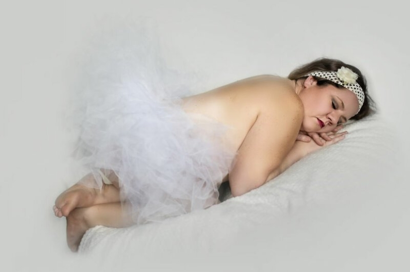 The idea for a photo shoot: a 34-year-old mother of three children in the role of a baby in a diaper