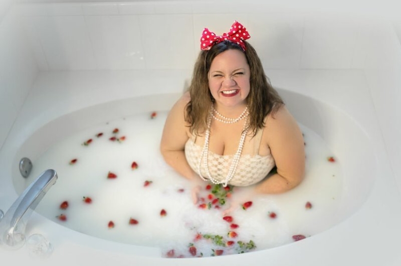 The idea for a photo shoot: a 34-year-old mother of three children in the role of a baby in a diaper