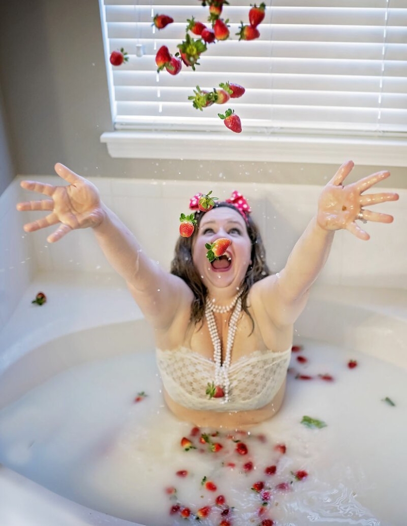 The idea for a photo shoot: a 34-year-old mother of three children in the role of a baby in a diaper