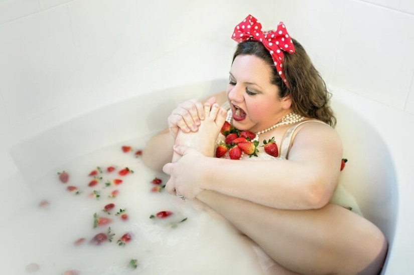 The idea for a photo shoot: a 34-year-old mother of three children in the role of a baby in a diaper