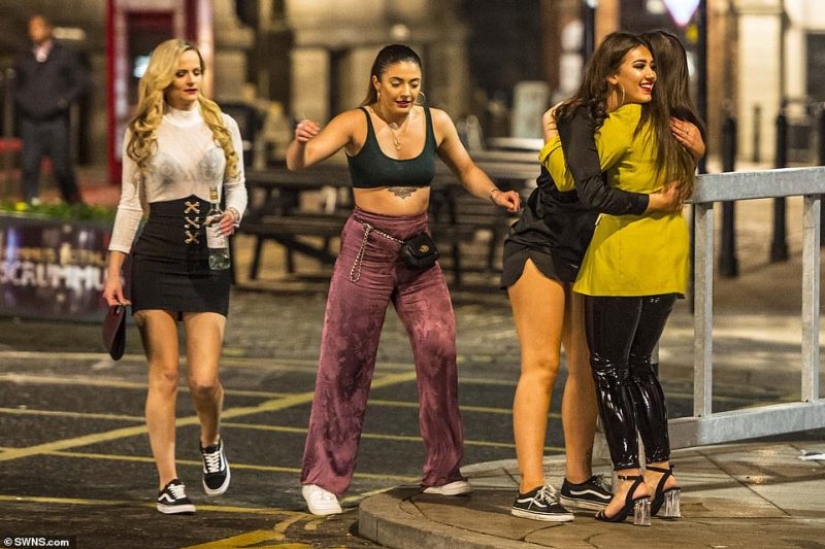 The latest romantics: love, youth and alcohol on the streets of the UK on Valentine's Day