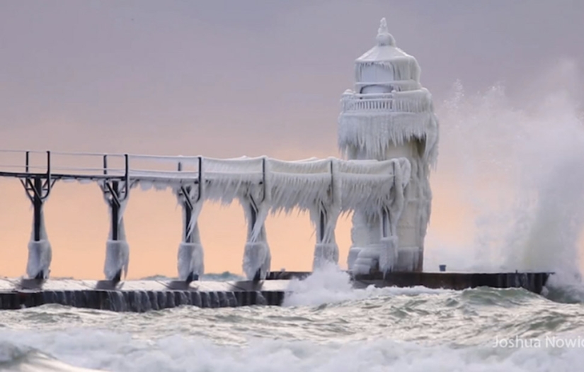 The lighthouse on Lake Michigan has completely frozen and turned into a fabulous tower