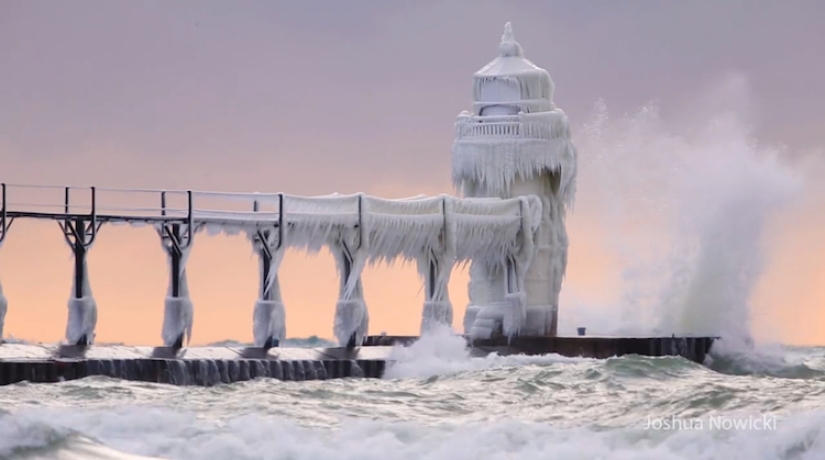 The lighthouse on Lake Michigan has completely frozen and turned into a fabulous tower The lighthouse on Lake Michigan has completely frozen and turned into a fabulous tower
