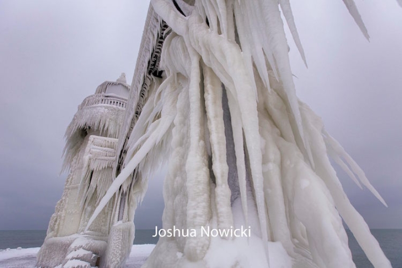 The lighthouse on Lake Michigan has completely frozen and turned into a fabulous tower The lighthouse on Lake Michigan has completely frozen and turned into a fabulous tower